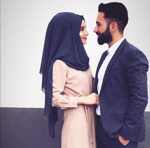 Мусульманская девушка с парнем