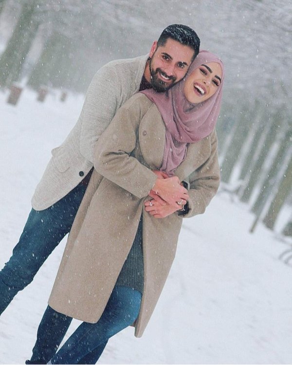 Мусульманская девушка с парнем