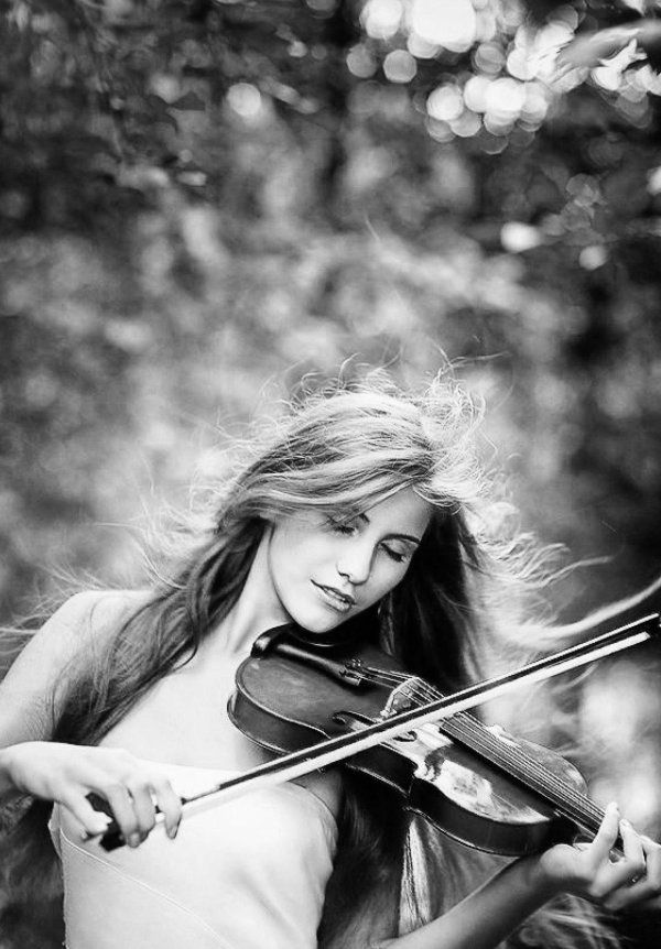 Девушка играет на скрипке