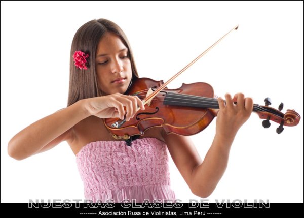 Девушка играет на скрипке