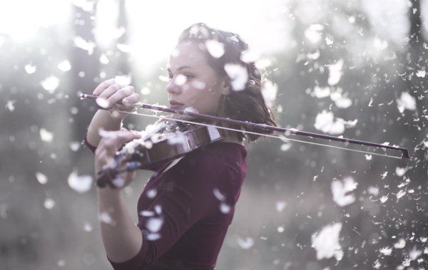 Девушка играет на скрипке