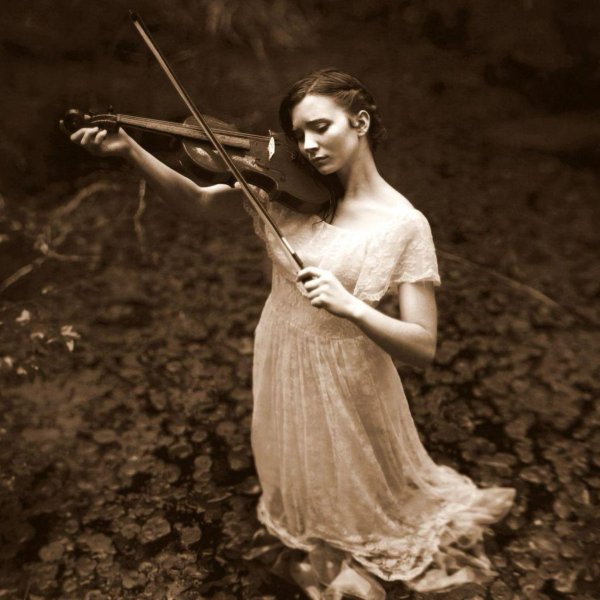 Девушка играет на скрипке