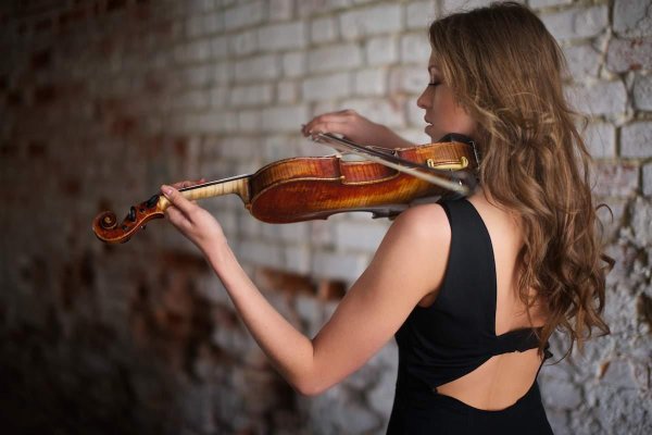 Девушка играет на скрипке