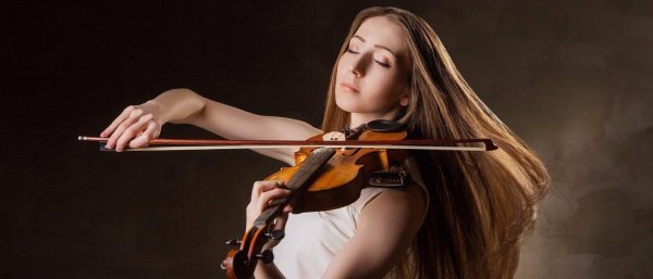 Девушка играет на скрипке