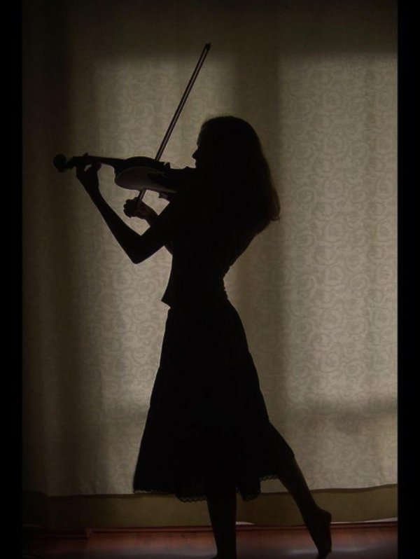 Девушка играет на скрипке