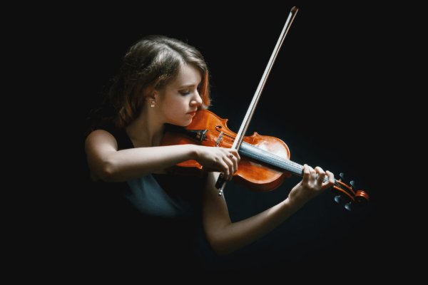 Девушка играет на скрипке