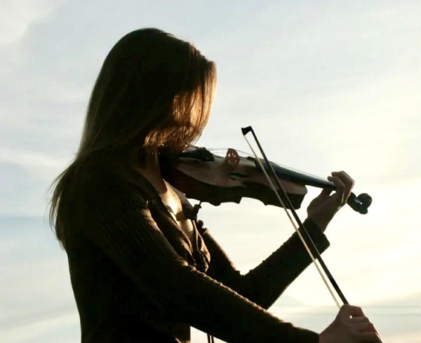 Девушка играет на скрипке