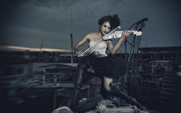 Девушка играет на скрипке
