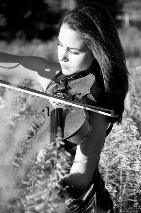 Девушка играет на скрипке