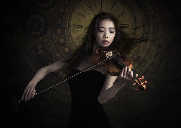 Девушка играет на скрипке