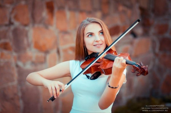 Девушка играет на скрипке
