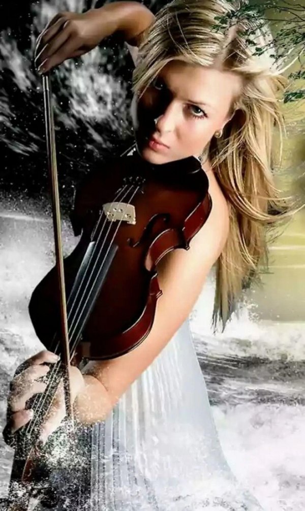 Девушка играет на скрипке