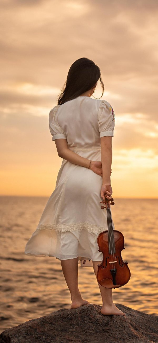Девушка играет на скрипке
