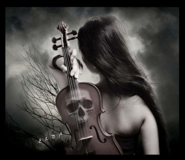 Девушка играет на скрипке