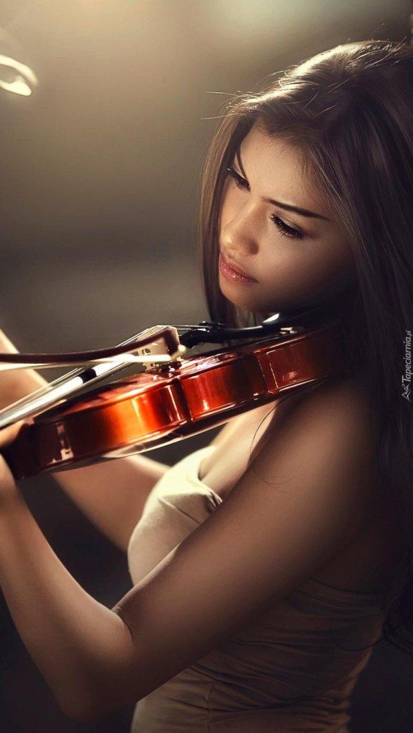 Девушка играет на скрипке