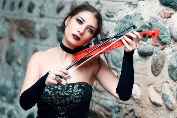 Девушка играет на скрипке