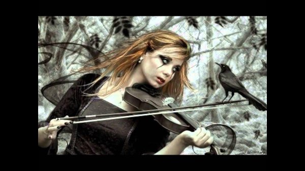 Девушка играет на скрипке