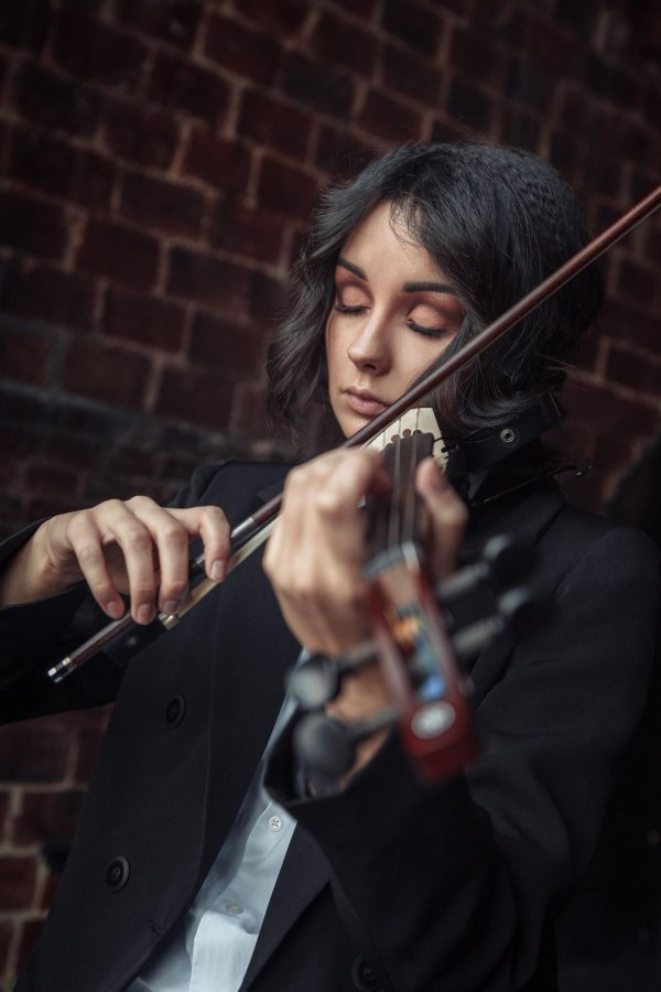Девушка играет на скрипке