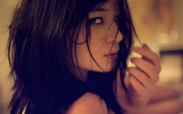 Девушка плачет на аву