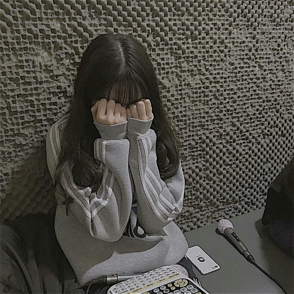 Девушка плачет на аву