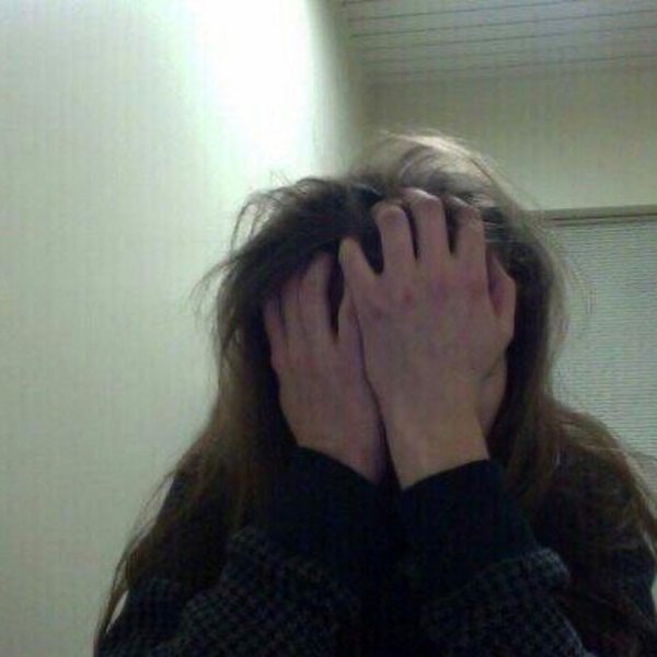 Девушка плачет на аву