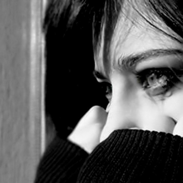 Девушка плачет на аву