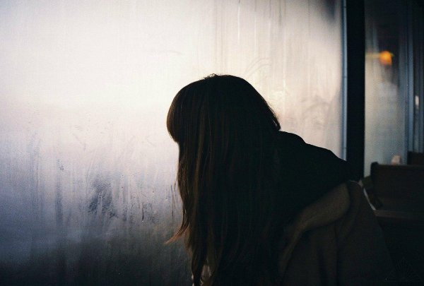 Девушка плачет на аву