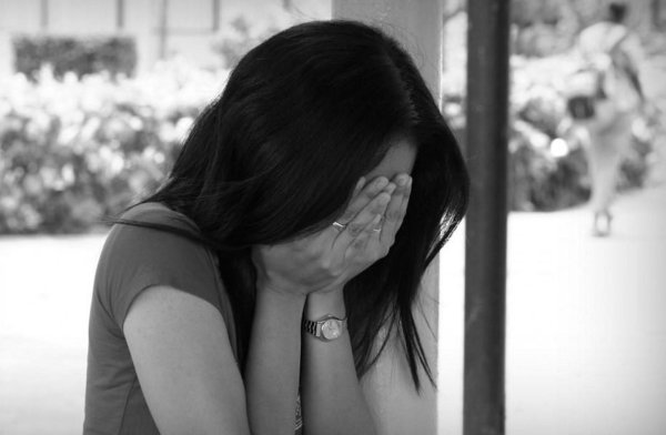 Девушка плачет на аву