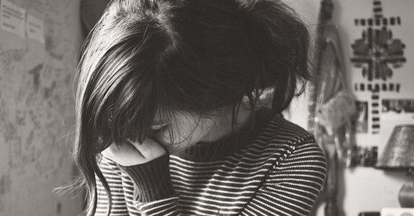 Девушка плачет на аву