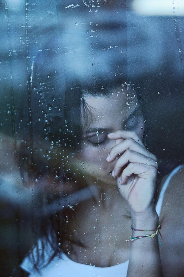 Девушка плачет на аву