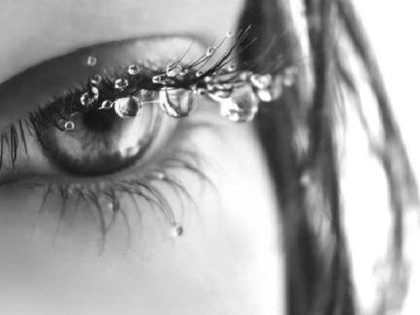 Девушка плачет на аву