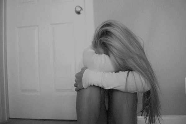 Девушка плачет на аву