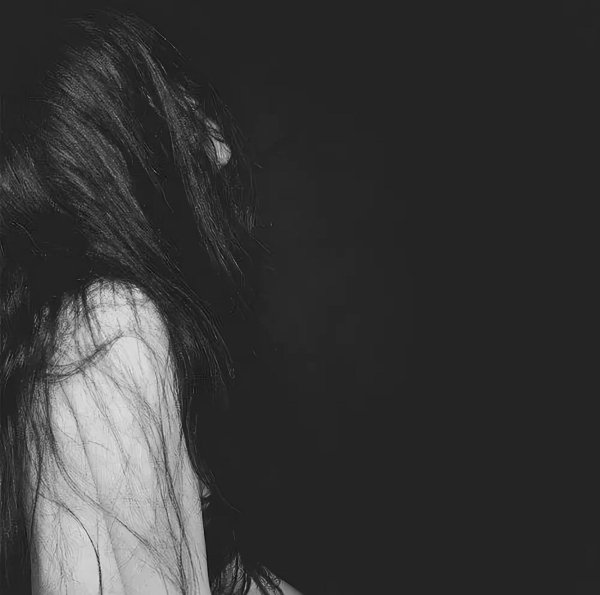 Девушка плачет на аву