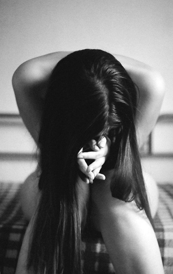 Девушка плачет на аву