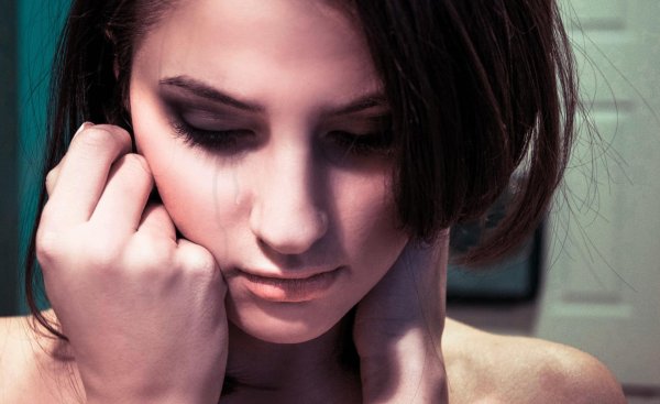 Девушка плачет на аву