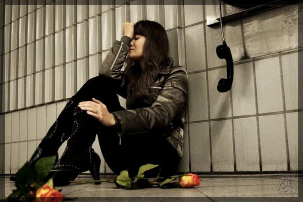 Девушка плачет на аву