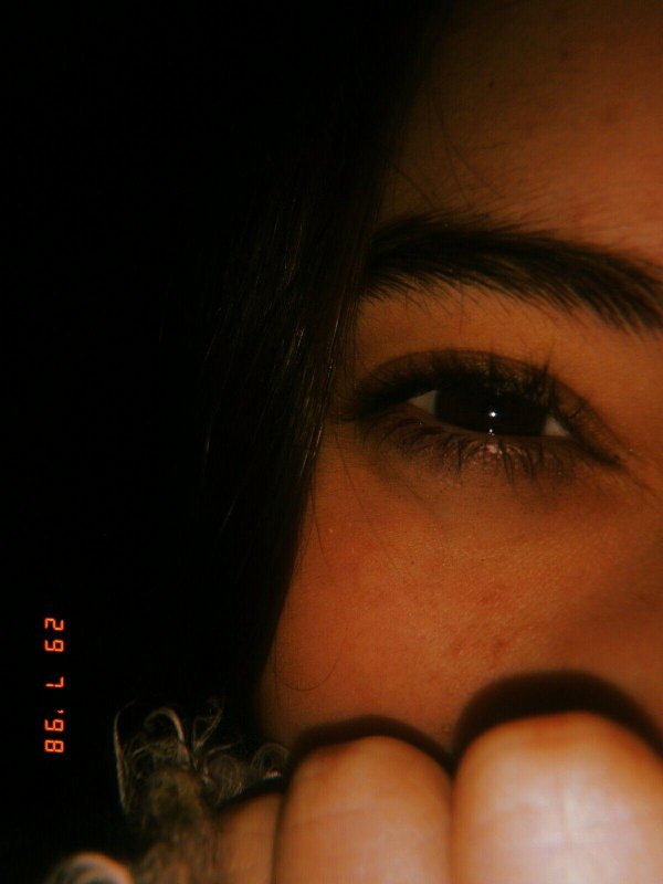 Девушка плачет на аву