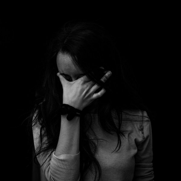 Девушка плачет на аву