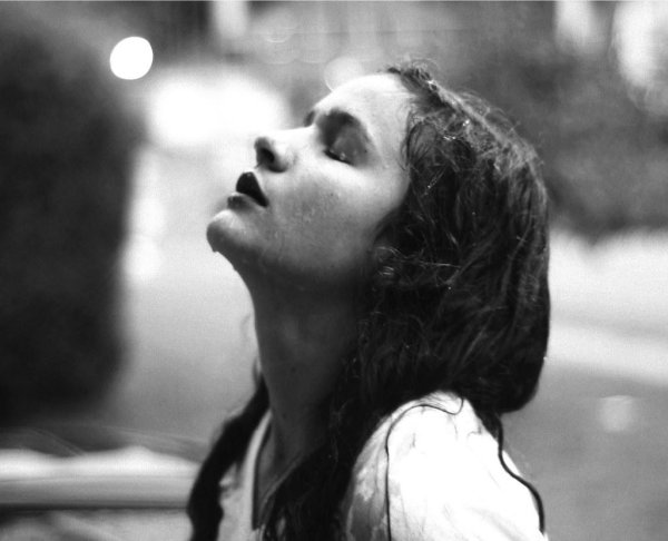 Девушка плачет на аву