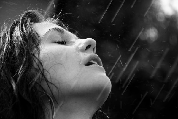 Девушка плачет на аву