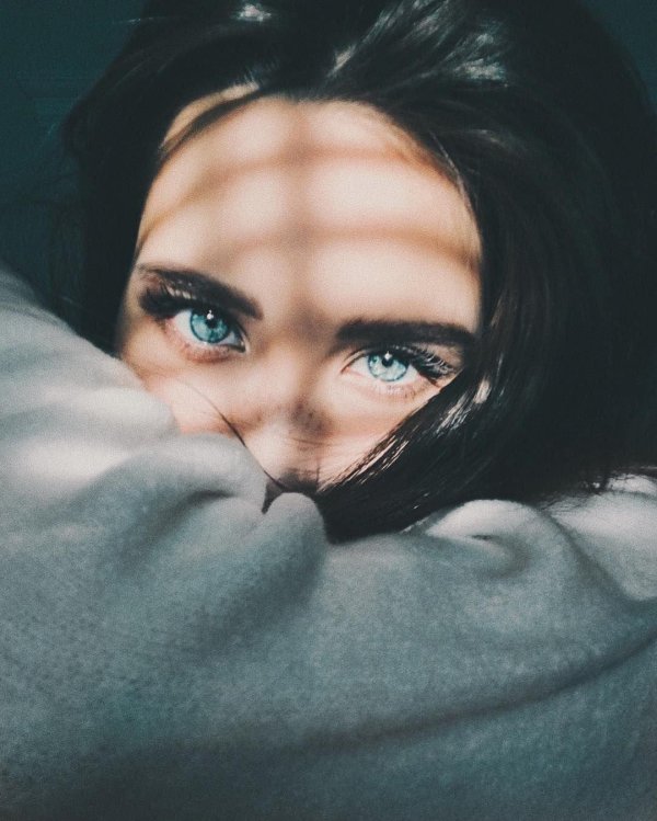 Девушка плачет на аву