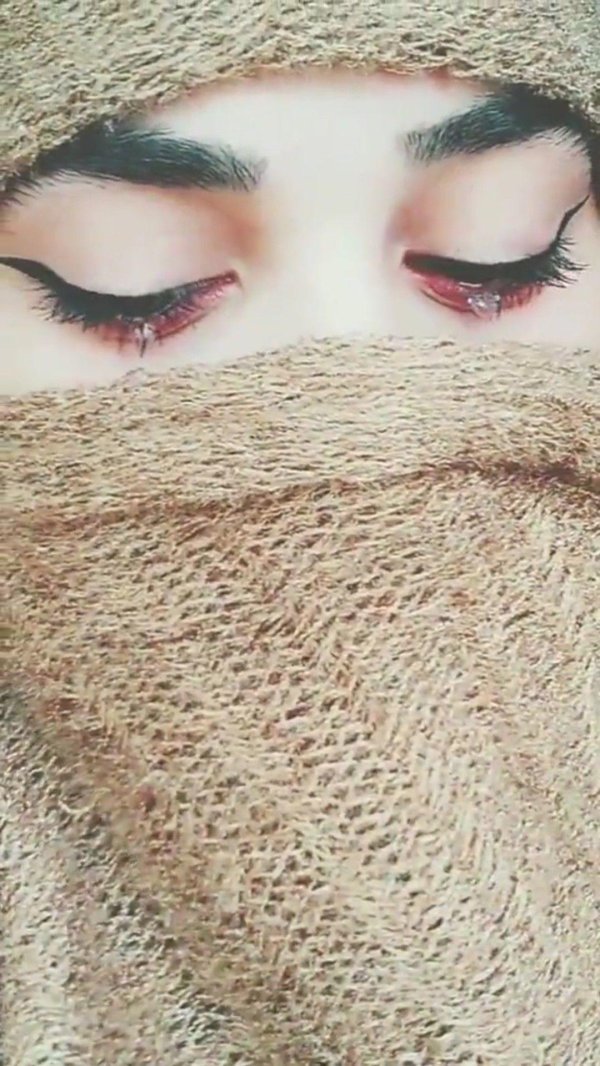 Девушка плачет на аву