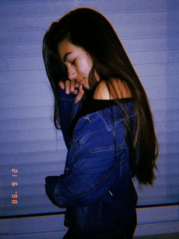 Девушка плачет на аву