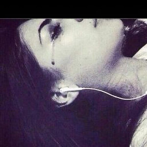 Девушка плачет на аву