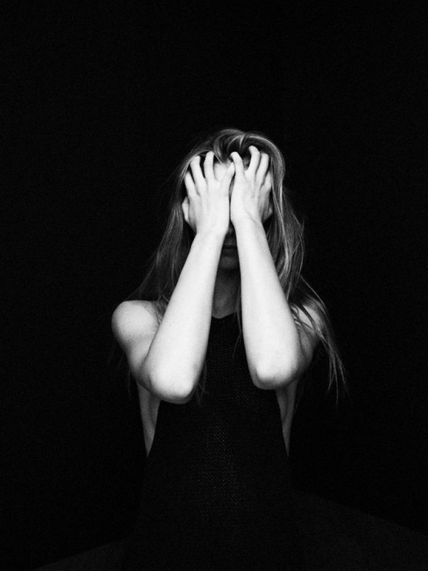 Девушка плачет на аву