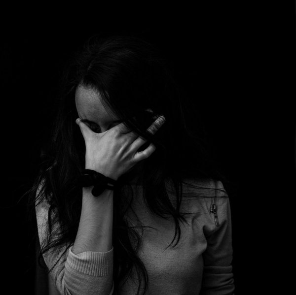 Девушка плачет на аву