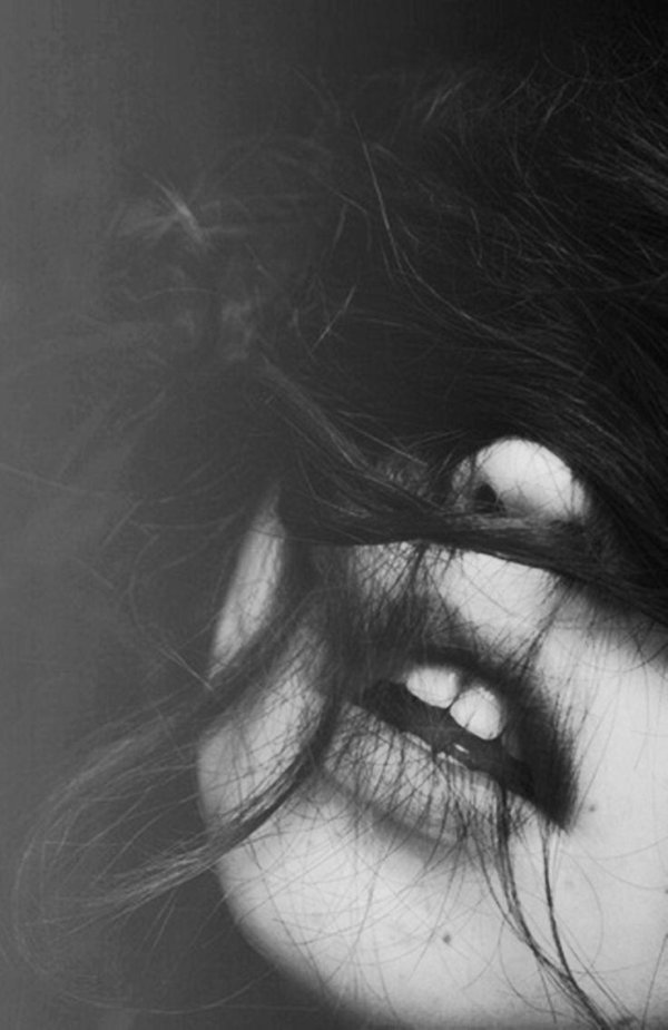 Девушка плачет на аву