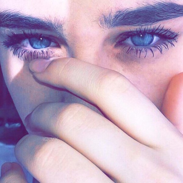 Девушка плачет на аву