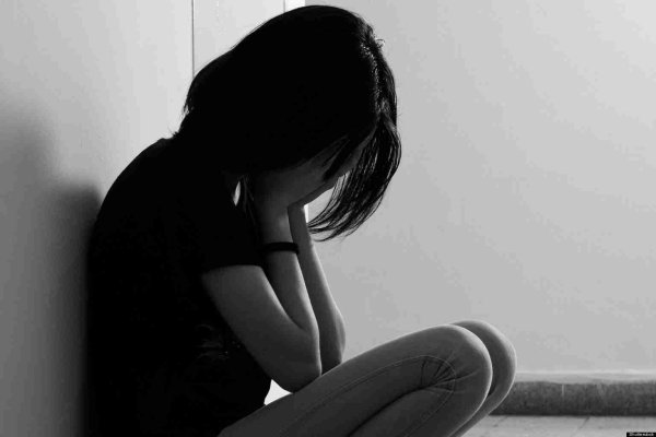 Девушка плачет на аву