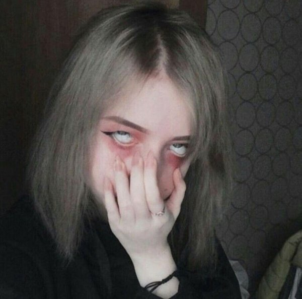 Девушка плачет на аву